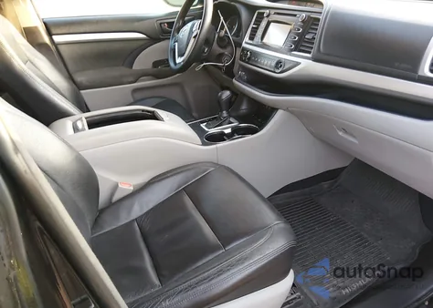 2018 Toyota Highlander Le z USA, uszkodzony, nr VIN 5TDBZRFH1JS906155